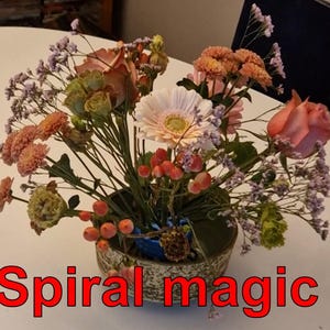 Flower twister, hanataba, bouquet arranger, spiral arranger, instant Dutch spiral creator. Lush stable bouquets in vase or on wide plate.