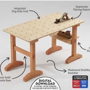 Könnte beinhalten: Eine Werkbank aus Holz mit integriertem Lochraster, ergonomischer Hobelstation, maßgefertigter Werkzeugablage und stabilem Gestell mit Verstrebung. Enthält digitale Anleitungen für imperiale und metrische Einheiten.