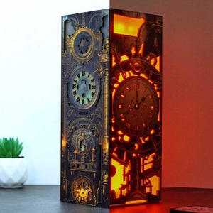 Pode incluir: Uma escultura de relógio retangular e iluminada com estética steampunk. O lado esquerdo apresenta um mostrador detalhado com algarismos romanos, enquanto o lado direito brilha com uma luz interna, mostrando engrenagens e mecanismos de relojoaria. A paleta de cores inclui tons de bronze, dourado e laranja quente.