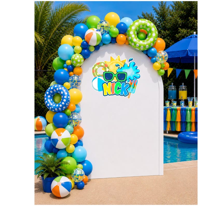 Op de afbeelding: Een witte boog versierd met een kleurrijke ballonslinger in blauw, groen, geel en oranje. De boog heeft een afbeelding met een zonnebril en de naam "NICK". Strandballen en opblaasbare ringen versterken het zwembadfeestthema.