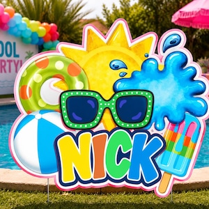 Op de afbeelding: Een kleurrijk zwembadfeestbord met een zon, zonnebril, waterspetter, strandbal, ijslolly en zwemband. Het bord toont de naam "NICK" in heldere kleuren. De achtergrond toont een zwembad en een "POOL PARTY" bord.