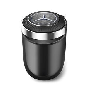 以下が含まれることがあります： シルバーのトリムとメルセデス・ベンツのロゴが付いた蓋が付いた黒い車の灰皿。灰皿は円筒形で光沢のある仕上がりです。蓋はテクスチャ加工された表面です。