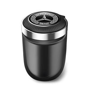 以下が含まれることがあります： シルバーのトリムとメルセデス・ベンツのロゴが付いた蓋が付いた黒い車の灰皿。灰皿は円筒形で、光沢のある仕上げです。メルセデス・ベンツのロゴはシルバーとブラックです。