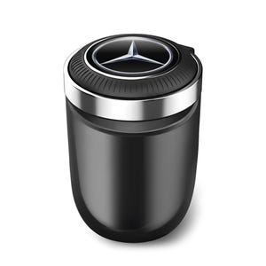 以下が含まれることがあります： シルバーのトリムと蓋にメルセデスベンツのロゴが付いた黒い車の灰皿。灰皿は円筒形で光沢のある仕上がりです。蓋は黒で、ロゴの周りにシルバーのリングが付いています。