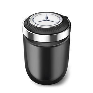 以下が含まれることがあります： シルバーのトリムとメルセデス・ベンツのロゴが付いた蓋が付いた黒い車の灰皿。 灰皿は円筒形で光沢のある仕上がりで、自動車での使用に適しています。
