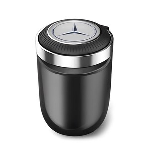 以下が含まれることがあります： シルバーのトリムと蓋にシルバーのエンブレムが付いた黒い車の灰皿。灰皿は円筒形で光沢のある仕上がりです。エンブレムは三芒星を特徴としています。