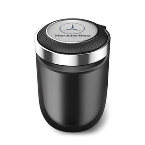 以下が含まれることがあります： シルバーの縁とメルセデス・ベンツのロゴが入った蓋が付いた黒い車の灰皿。 灰皿は円筒形で光沢のある仕上がりで、自動車での使用に適しています。