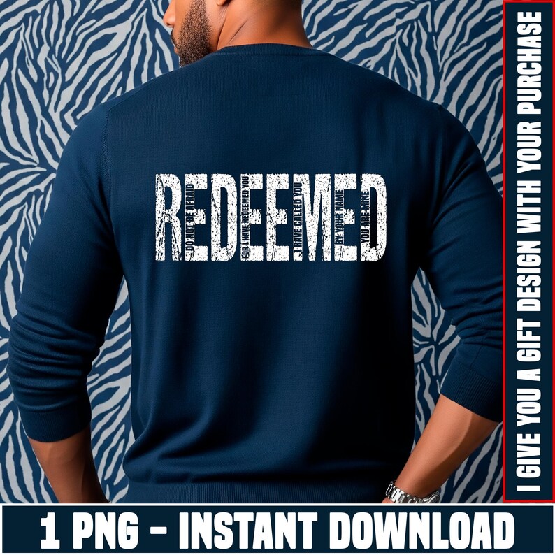 K&ouml;nnte beinhalten: Marineblauer Langarmpullover mit dem Wort "REDEEMED" in gro&szlig;en wei&szlig;en Buchstaben auf dem R&uuml;cken. Der Text enth&auml;lt S&auml;tze wie "F&uuml;rchte dich nicht" und "Ich habe dich gerufen". Das Bild enth&auml;lt auch den Text "ICH GEBE IHNEN EIN GESCHENKDESIGN MIT IHREM KAUF".