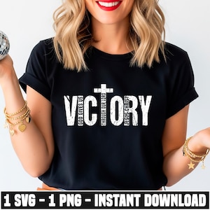 Puede incluir: Camiseta negra con la palabra "VICTORY" en letras blancas, con las frases "GOD GIVES US", "THROUGH OUR LORD" y "JESUS CHRIST" incorporadas en el diseño. La parte inferior de la imagen dice "1 SVG - 1 PNG - INSTANT DOWNLOAD".