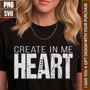 Puede incluir: Una camiseta negra con el texto blanco CREATE IN ME A CLEAN HEART. El diseño utiliza una tipografía desgastada para la palabra HEART, mientras que las otras palabras aparecen en una fuente sans-serif limpia centrada en el pecho.
