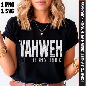 Puede incluir: Una camiseta negra de manga corta con letras blancas desgastadas que dicen YAHWEH THE ETERNAL ROCK y el texto más pequeño ISAIAH 26:4 debajo. El diseño está centrado en el pecho de la prenda, que cuenta con un cuello redondo.