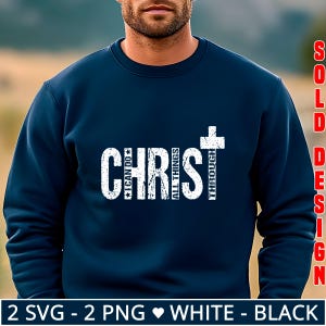 K&ouml;nnte beinhalten: Marineblaues Sweatshirt mit dem Text "I CAN DO ALL THINGS THROUGH CHRIST" in wei&szlig;er Schrift und einem wei&szlig;en Kreuz. Das Design enth&auml;lt den Text "SOLD DESIGN" in Rot auf der rechten Seite.