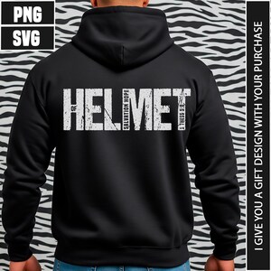 Puede incluir: Sudadera con capucha negra con la palabra "HELMET" en letras blancas desgastadas en la espalda, con "of SALVATION HOPE" y "1 THESS 5:8" en texto más pequeño. La sudadera tiene una capucha con cordón.