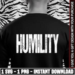 Puede incluir: Sudadera negra con la palabra "HUMILITY" en letras blancas grandes. Las palabras "CONSIDER OTHERS ABOVE YOURSELF" están dispuestas verticalmente a ambos lados de la palabra "HUMILITY".