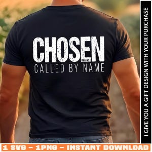 Puede incluir: Una camiseta negra de manga corta con texto blanco en la espalda. La palabra CHOSEN está impresa en una fuente grande, desgastada y texturizada, con el texto ISAIAH 43:1 debajo, seguido de las palabras CALLED BY NAME en una fuente sans-serif.