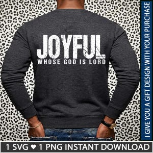 Puede incluir: Sudadera gris oscuro con la palabra "JOYFUL" en letras blancas grandes en la espalda, junto con "WHOSE GOD IS LORD" y "PSALM 144:15". La parte inferior de la imagen tiene el texto "1 SVG 1 PNG INSTANT DOWNLOAD".