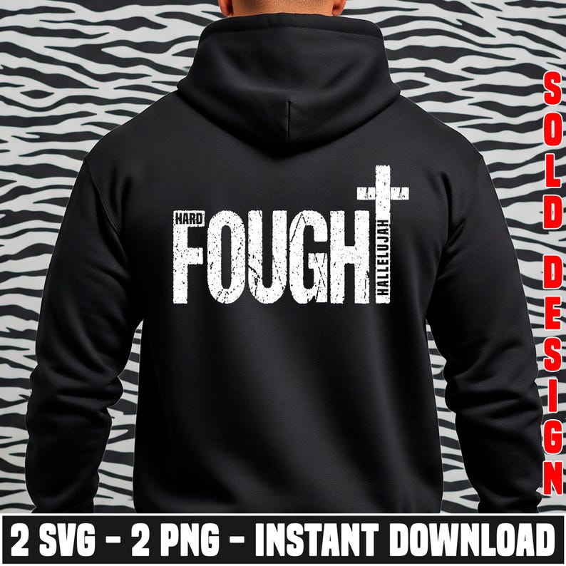 K&ouml;nnte beinhalten: Schwarzer Kapuzenpullover mit dem Text "HARD FOUGHT HALLELUJAH" in wei&szlig;er, abgenutzter Schrift und einer Kreuzgrafik. Der untere Teil des Bildes zeigt "2 SVG - 2 PNG - INSTANT DOWNLOAD". Der Kapuzenpullover ist einfarbig schwarz.