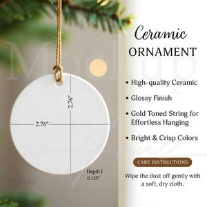 Peut inclure: Ornement rond en céramique blanche, 7 cm de diamètre et 0,3 cm d'épaisseur, suspendu à une ficelle dorée. L'ornement a une finition brillante et porte le texte "Ceramic Ornament".