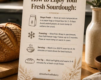 Puede incluir: Una tarjeta de instrucciones rectangular titulada How to Enjoy Your Fresh Sourdough, con texto marrón oscuro sobre un fondo crema. Incluye iconos para almacenamiento, congelación y servicio, con ilustraciones de trigo y el usuario @motherloafbakery.