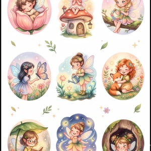 Könnte beinhalten: Ein Aufkleberbogen mit neun verschiedenen Illustrationen von Feen in unterschiedlichen Umgebungen, darunter eine Fee, die in einer Blume schläft, auf einem Pilzhaus sitzt, einen Blumenkranz hält, mit einem Schmetterling interagiert und einen Fuchs umarmt.
