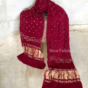 Op de afbeelding: Een witte keramische mok met een zwarte handgreep en de tekst "But First, Coffee" in een vetgedrukte, zwarte letter. De mok staat tegen een vage achtergrond, wat een gezellige setting suggereert.