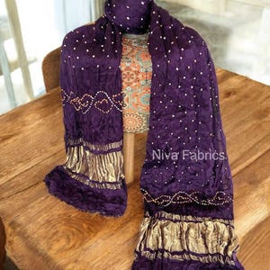 Op de afbeelding: Een witte keramische mok met een zwart handvat en de tekst "But First, Coffee" in een zwarte, vette letter. De mok staat op een wit oppervlak. De mok is ongeveer 10 cm hoog.