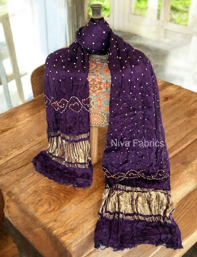 Op de afbeelding: Een witte keramische mok met een zwart handvat en de tekst "But First, Coffee" in een zwarte, vette letter. De mok staat op een wit oppervlak. De mok is ongeveer 10 cm hoog.