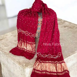 Op de afbeelding: Een witte keramische mok met een zwart handvat en de tekst "But First, Coffee" in een zwarte, vette letter. De mok staat op een wit oppervlak. De mok is 10 cm hoog.