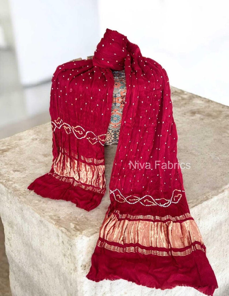 Op de afbeelding: Een witte keramische mok met een zwart handvat en de tekst "But First, Coffee" in een zwarte, vette letter. De mok staat op een wit oppervlak. De mok is 10 cm hoog.