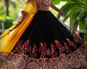 Gujarati Garba Chaniya Choli: geborduurde lehenga met spiegelwerk en gele dupatta