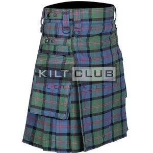 Könnte beinhalten: Ein grüner, blauer und roter karierter Kilt mit dem Text "KILT CLUB". Der Kilt hat einen schwarzen Bund, Gürtelschlaufen und Metallbeschläge. Der Kilt hat ein plissiertes Design und eine Vordertasche.