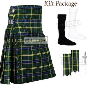 Op de afbeelding: Een groene, gele en blauwe geruite kilt met zilveren gespen, zwarte en witte sokken, twee geruite flitsen en een zilveren sgian-dubh. De tekst "Kilt Package" staat bovenaan.