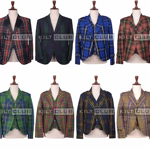 Puede incluir: Ocho chaquetas y chalecos a cuadros en varios colores, incluyendo rojo, verde, azul y marrón, se exhiben en maniquíes. Las chaquetas presentan diferentes patrones y estilos de cuadros. El texto "KILT CLUB" es visible.