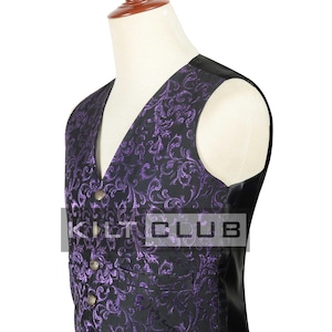 Puede incluir: Un chaleco negro con un estampado floral morado y botones dorados. El chaleco tiene cuello en V y se muestra en un maniquí. El texto "KILT CLUB" es visible en la parte delantera del chaleco.