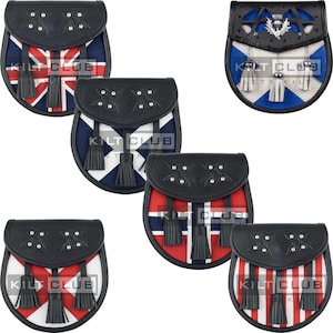 Op de afbeelding: Een collectie van zes sporrans met zwarte lederen flappen met zilveren studs en drie zwarte kwastjes. Elke sporran toont een ander nationaal vlagpatroon, waaronder de Union Jack, de Schotse vlag en andere, voorzien van het KILT CLUB logo.