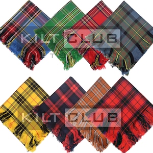 Puede incluir: Una colección de ocho bufandas de tartán en varios colores, incluyendo azul, verde, rojo y amarillo. Cada bufanda presenta un borde con flecos y un patrón de cuadros clásico. La imagen incluye el texto "KILT CLUB".