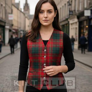以下が含まれることがあります： シルバーのボタンが付いた赤と緑のチェック柄のベスト。ベストは黒い服装の一部です。画像は、通りの設定でベストを示しています。画像の下部には「KILT CLUB」というテキストが表示されています。