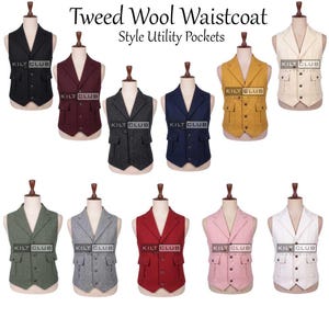 Könnte beinhalten: Eine Auswahl an Tweed-Wollwesten in verschiedenen Farben, darunter Schwarz, Burgunderrot, Grau, Marineblau, Gold und Creme. Jede Weste hat Utility-Taschen und wird auf einer Schaufensterpuppe präsentiert. Der Text "Tweed Wool Waistcoat" und "Style Utility Pockets" ist sichtbar.