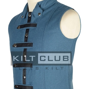 Pode incluir: Um colete azul-petróleo com detalhes em preto e o texto "KILT CLUB". O colete apresenta tiras pretas com botões prateados. A peça de roupa é exibida em um manequim.