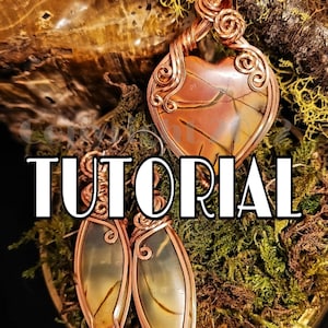 Może przedstawiać: Samouczek tworzenia zestawu naszyjnika i kolczyków owiniętych miedzianym drutem z sercowatym naszyjnikiem i kolczykami w kształcie łzy. Kamienie są brązowe i pomarańczowe z marmurowym wzorem.