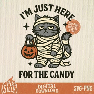 Könnte beinhalten: Halloween-Grafik mit einer grauen Katze als Mumie, die einen Kürbis-Laterne hält. Der Text lautet "I'M JUST HERE FOR THE CANDY." Enthält auch "SVG+PNG DIGITAL FILE" und "DIGITAL DOWNLOAD."