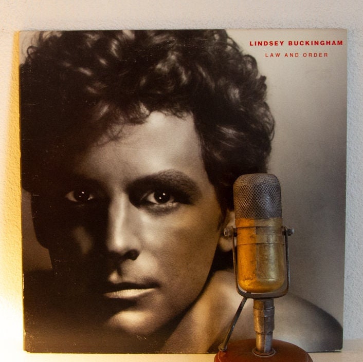 A música Trouble foi lançada em 1981 pela banda Lindsey Buckingham. MU