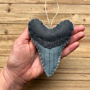 Personalized Meg Tooth Ornament, Wool Felt Megalodon Tooth Ornament, Shark Tooth Christmas Ornament bild 4