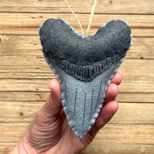 Personalized Meg Tooth Ornament, Wool Felt Megalodon Tooth Ornament, Shark Tooth Christmas Ornament bild 3