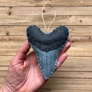Personalized Meg Tooth Ornament, Wool Felt Megalodon Tooth Ornament, Shark Tooth Christmas Ornament bild 7