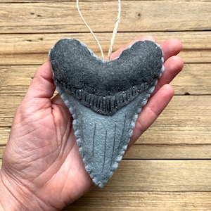 Personalized Meg Tooth Ornament, Wool Felt Megalodon Tooth Ornament, Shark Tooth Christmas Ornament bild 1
