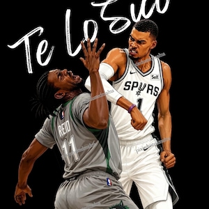 Puede incluir: Ilustración de un momento de juego de baloncesto. Dos jugadores en acción, uno con uniforme blanco de los Spurs, el otro con camiseta gris de los Timberwolves. El texto "Te Lo Dico" está escrito en blanco sobre fondo negro.