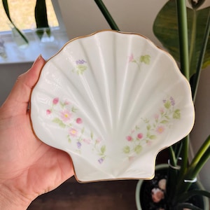 Porcelain Shell Trinket Dish – Coastal Cutie for Your Treasures