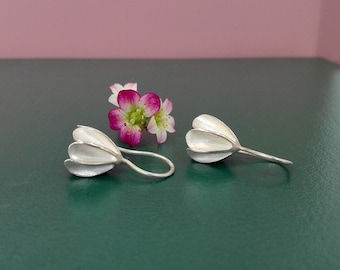 Ohrringe Silber in Blütenform, 925 Silber, hängende Blüten Ohrringe, Brautschmuck, florale Ohrhänger, Schmuck Hochzeit, romantische Ohrringe