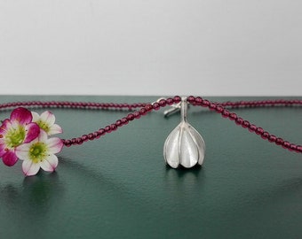 Necklace silver blossom and garnet beads - Bellflower pendant